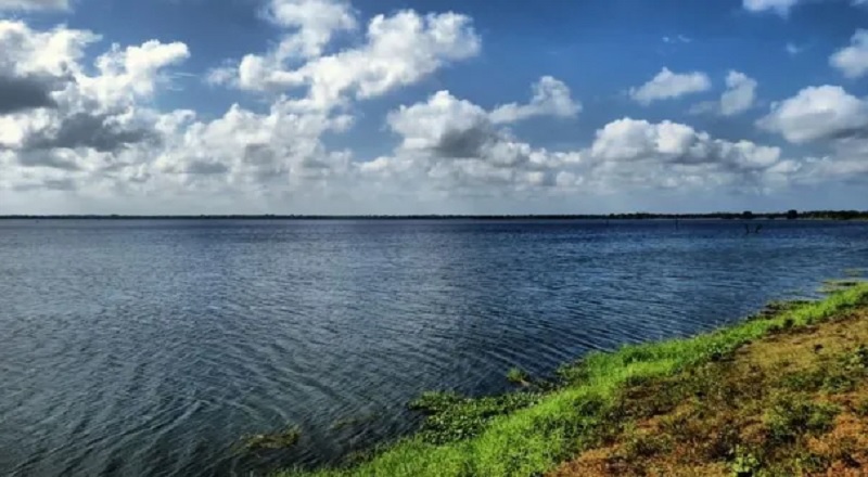 நீராட சென்ற சிறுமிகள் உற்பட மூவர் மாயம் 